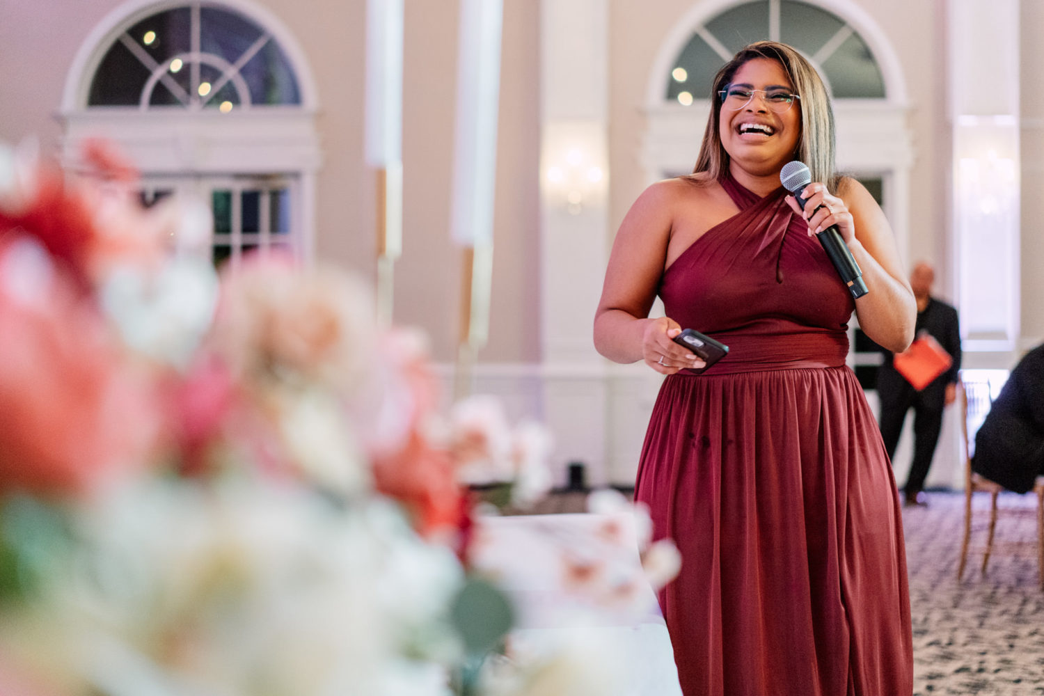 maid of honor laughing while giving her speech