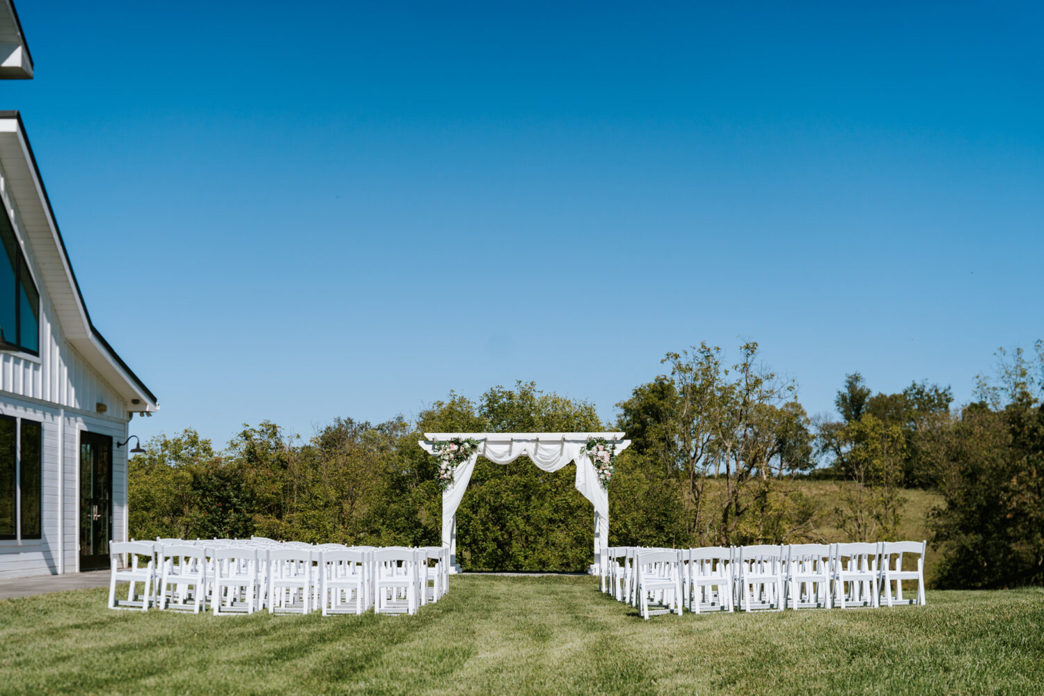outdoor wedding ceremony at willow brook in leesburg virginia 