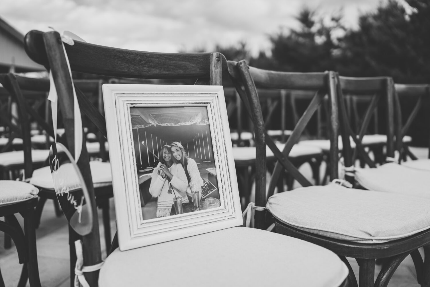 photo of the bride's deceased mother honoring her during the wedding ceremony