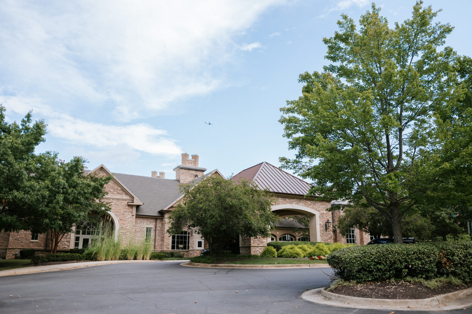 exterior shot of the lansdowne resort clubhouse in Leesburg Virginia