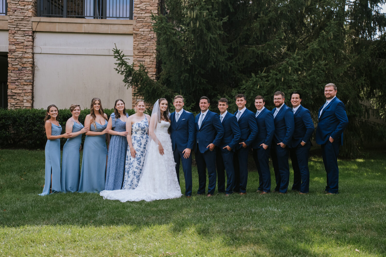 outdoor wedding party portrait at lansdowne resort