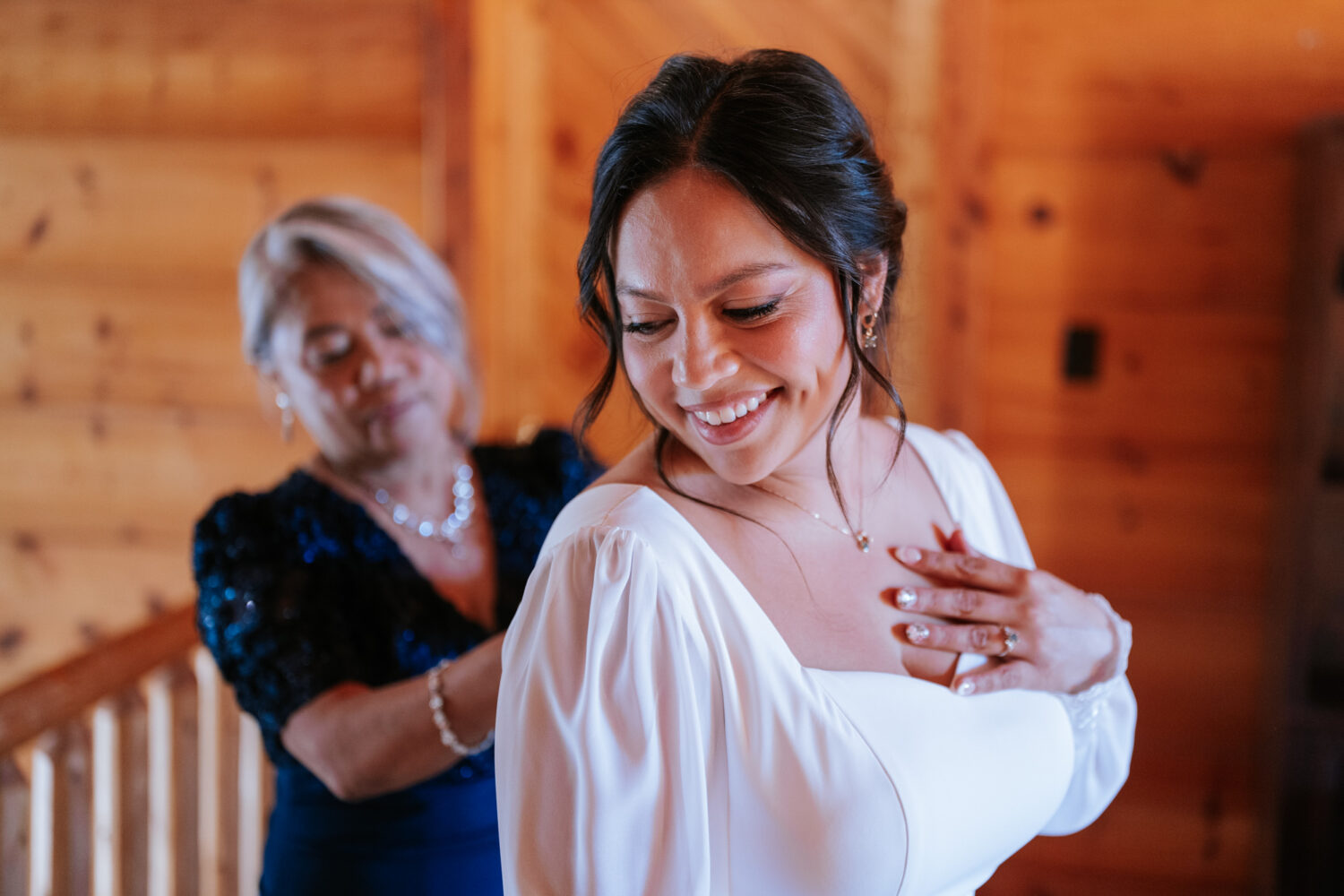 Bride getting ready with her mom before a fall wedding in Shenandoah Valley